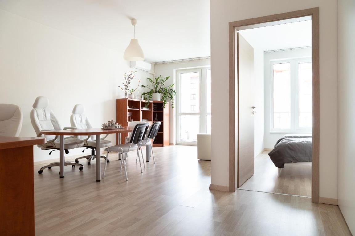 Great Tourist And Business Apartment Near Center Братислава Экстерьер фото