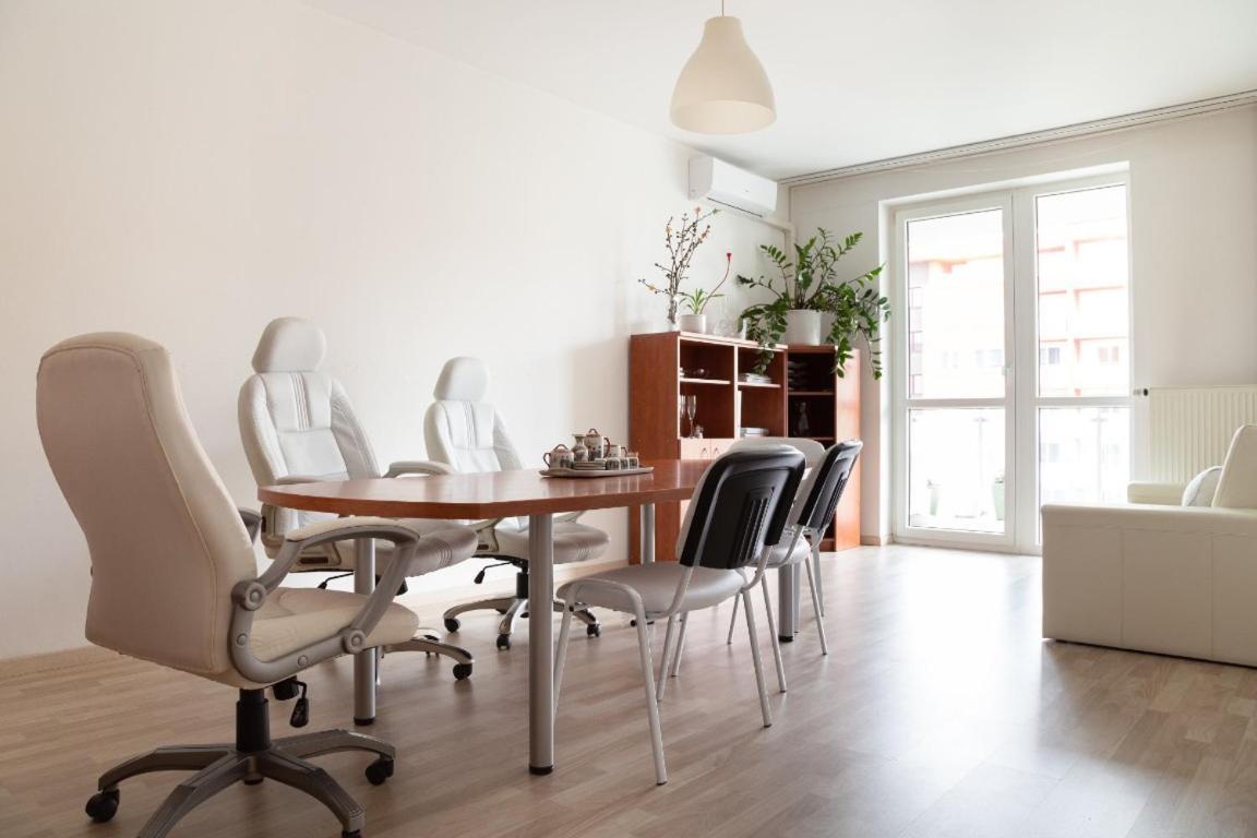 Great Tourist And Business Apartment Near Center Братислава Экстерьер фото