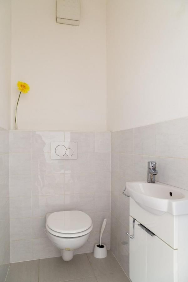 Great Tourist And Business Apartment Near Center Братислава Экстерьер фото