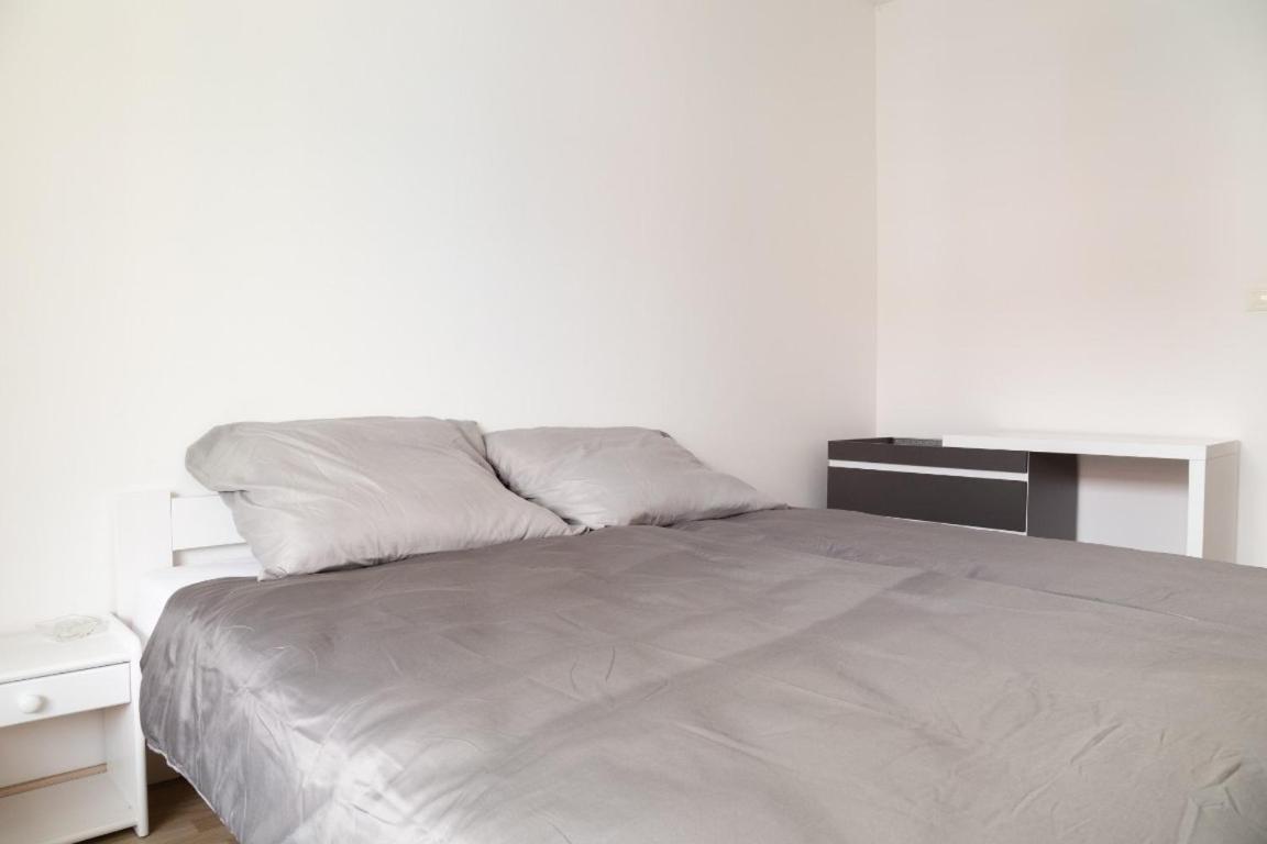Great Tourist And Business Apartment Near Center Братислава Экстерьер фото